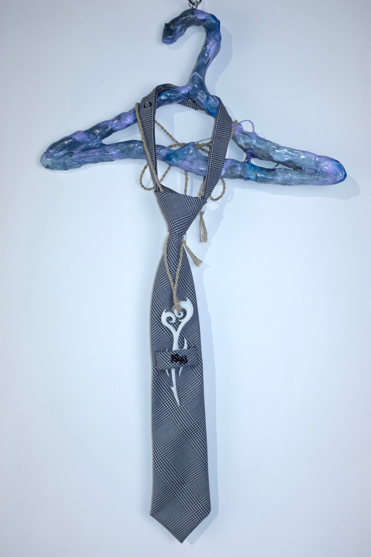 Himagogo tie/w tribal heart blade