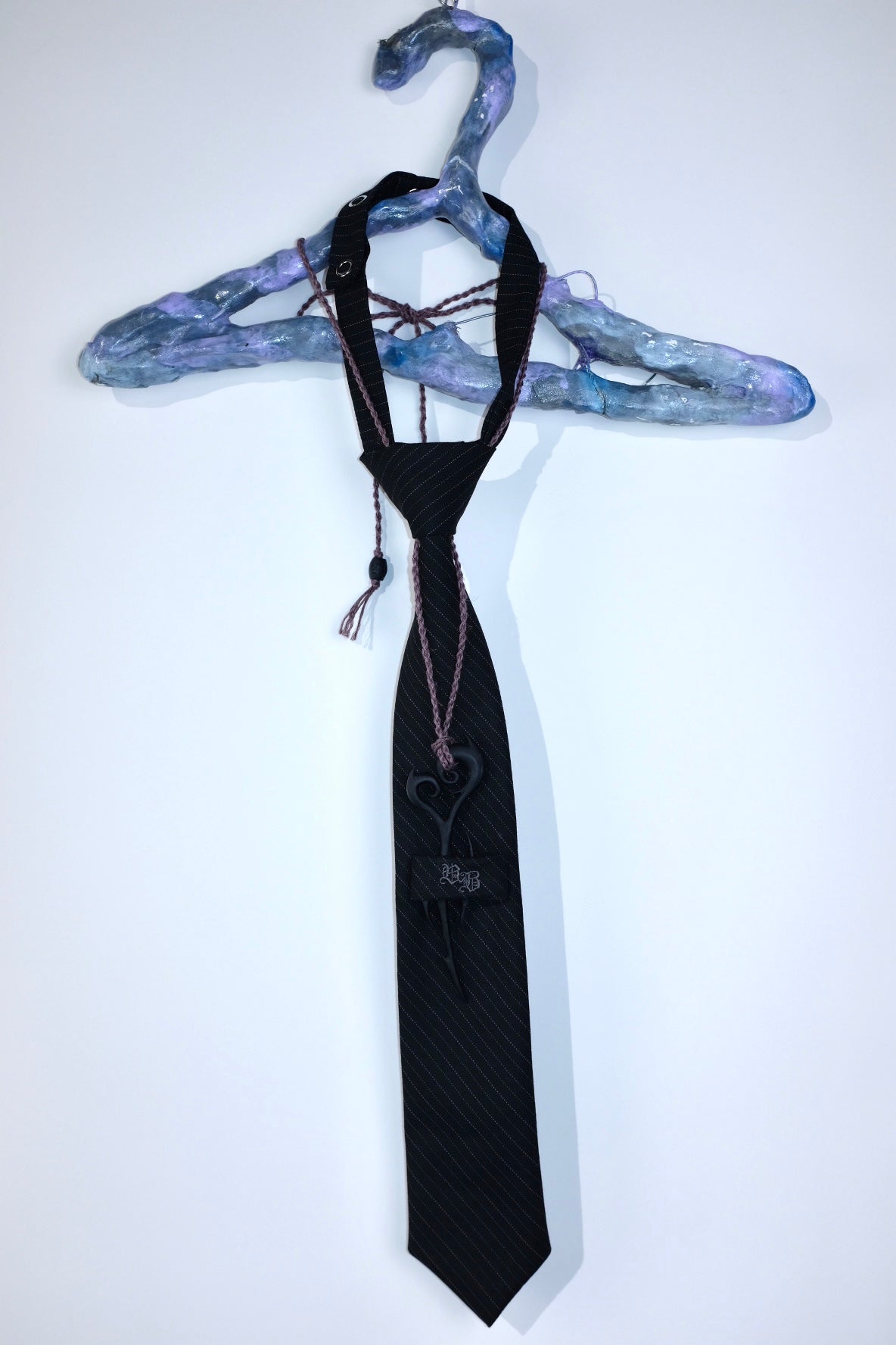 Himagogo tie / w tribal heart blade
