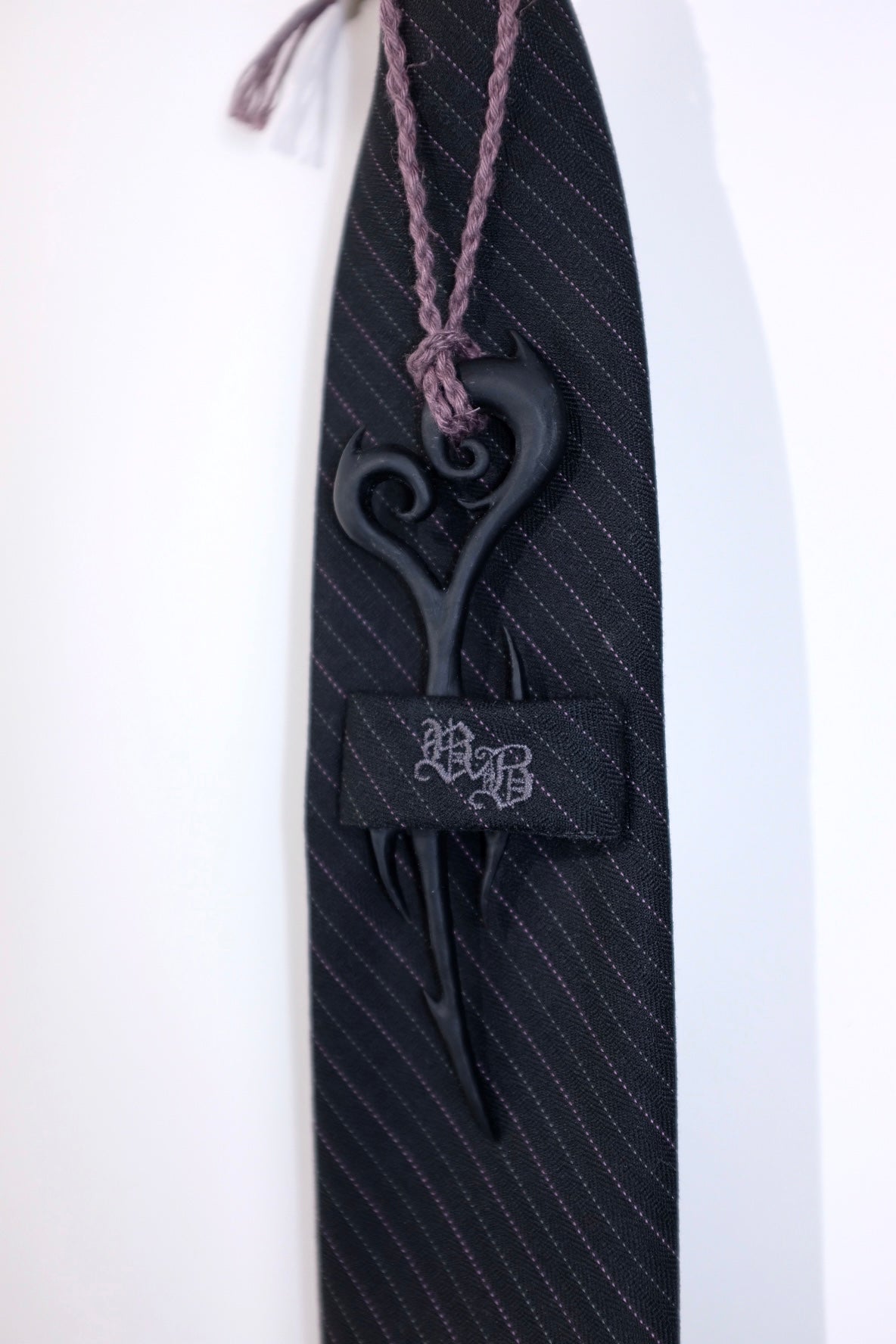 Himagogo tie / w tribal heart blade