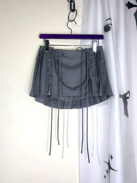gray low-waist pleated mini-skirt